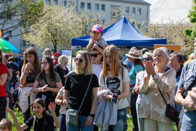 Was gibt’s Neues zum Mehr-als-acht-Stunden-Tag? Auffallend viele junge Menschen besuchten die Kundgebung, die auch ein Familienfest war.