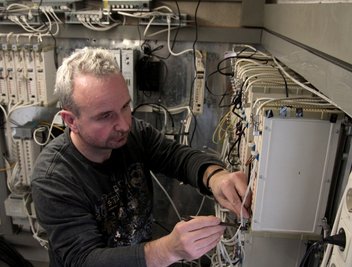 Jens Herrmann wartet die Umsetzer in der Kopfstation Wiesa. Von hier aus werden 259 Haushalte versorgt. 