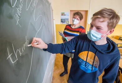 Maximilian Gehrisch aus der 8. Klasse der Oberschule Schönheide nutzt das Angebot des Nachhilfeunterrichts in Englisch bei Juliane Meischner. Sie hat sich auf den Aufruf der Schule im Aktionsprogramm "Aufholen nach Corona" gemeldet. 