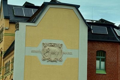 An einer Giebelseite prangt noch der Elefant, der Teil des Firmenlogos der Auer Besteck- und Silberwarenwerke gewesen ist.