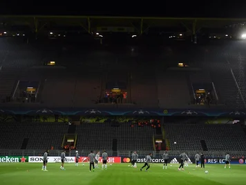 Monacos Spieler trainierten nach der Spielabsage im leeren Stadion.