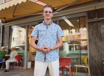 Julius Matthes vor der Hauptfiliale von "Doktor Engelmann" in Zwickau. 