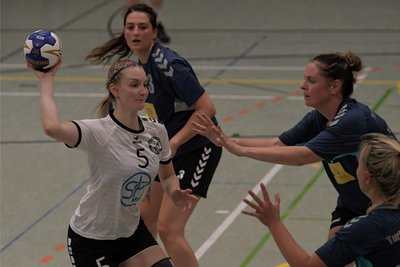 Marie Jungnickel (am Ball) und die Handballerinnen des HC Fraureuth konnten ihr erstes Verbandsliga-Heimspiel gewinnen. 