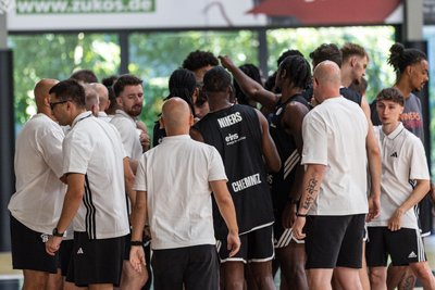 Sammeln zum Einschwören. Das berühmte „Niners on three - One, two three“, nach dem alle anderen „Niners“ rufen hat bisher Kapitän Jonas Richter angesagt. Nach dessen Karriereende hat das ein neuer Spieler übernommen.