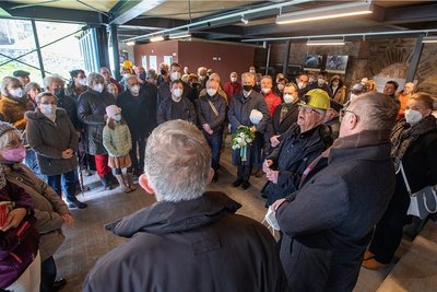 Als Vorsitzender des Vogtländischen Bergknappenvereins eröffnete Gert Müller die Gedenkveranstaltung im Luftschutzmuseum Meyerhof. Es war die erste offizielle Veranstaltung in der neuen Empfangshalle. 