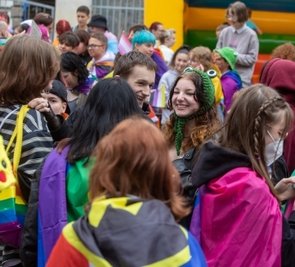 Jugendliche haben am Samstag in Plauen für die Rechte von Lesben, Schwulen, Bisexuellen, Transgender und queeren Menschen demonstriert. 
