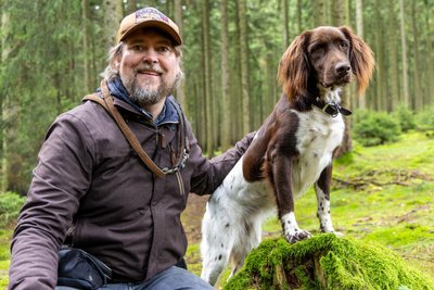 Der neue tierische Star im Erzgebirgskrimi: Münsterländer-Hündin Aika mit Tiertrainer Marco Heyse