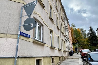 In Mittweida an der Bergstraße kleben an Laternenmasten und Fallrohren von Dachrinnen etliche Sticker mit rechten Parolen. 