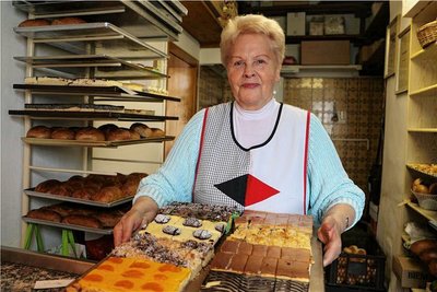 Christine Röber bereitet den Kuchen, der von einer Bäckerei angeliefert wird, zum Verkauf vor.