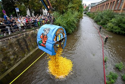 Punkt 14 Uhr wurden am Sonntag an der Markthalle rund 7500 Gummi-Enten in die Chemnitz entlassen – so viele wie noch nie zuvor.