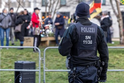 Demonstrationen, Versammlungen und Protestaktionen wie hier am Rande eines Besuchs von Bundeskanzler Olaf Scholz (SPD) fordern weiter die Polizei.