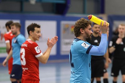 Torwart Dmytro Lytvynenko (r.) schoss gegen Düsseldorf zwei Treffer.
