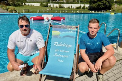 Imre Eiszner (l.) hat nach 45 Jahren als Schwimmmeister im Freibad Lauter den Rettungsring jetzt an René Bertram weitergereicht.