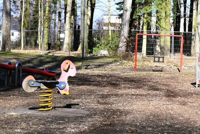 Von der Baustelle für den neuen Spielplatz am Pöhlberg sind Geräte und Bauteile gestohlen worden. Hier die Babyschaukel und der Wippendämpfer vor Baubeginn.