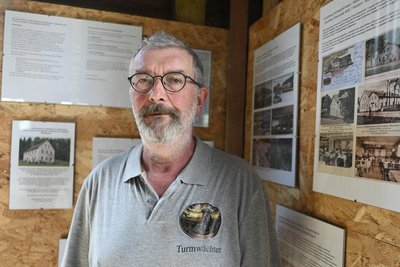 Turmwächter Peter Trost kennt sich in der Geschichte aus.