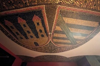 An der Decke wurde aus Kronkorken ein kleines Kunstwerk erschaffen.
