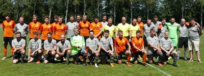 Vor dem Anpfiff nahmen sich die Kicker des FSV Zschopau/Krumhermersdorf und aus Louny Zeit für ein gemeinsames Foto. Damit wurde ein Partnerstadt-Duell festgehalten, das es künftig womöglich öfter gibt. 