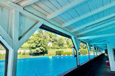Das Freibad Lauter, erbaut im 20. Jahrhundert, hat seinen ganz eigenen Charme. Bei Gästen beliebt ist es auch wegen des 50 Meter langen Beckens.
