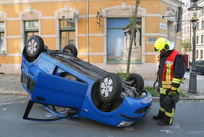 Der Fiat landete durch den Aufprall auf dem Dach.