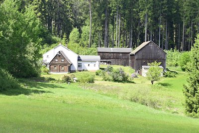 Das Gasthaus Zum Schimmel in Dolni Paseky/Niederreuth ist das einzige noch erhaltene Gebäude und heute ein privater Wohnsitz.