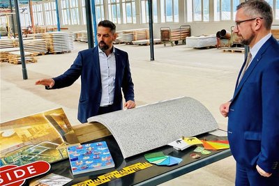 Omeras-Geschäftsführer Oliver Knauf (l.) erläutert Sachsens Wirtschaftsminister Martin Dulig die Produktpalette des Emaillierwerks aus Lauter.