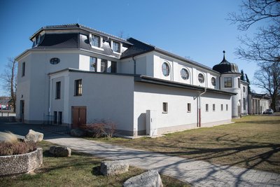 Die Vogtlandsporthalle an der Adolf-Damaschke-Straße in Oelsnitz.