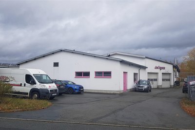 Ein Parkplatz voller Autos, aber trotzdem verlassen: das Börner-Betriebsgelände an der Hohe Straße in Oelsnitz.