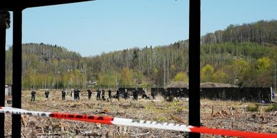Die Polizei war im April mit einem Großaufgebot vor Ort und durchsucht das Gelände am alten Güterbahnhof, wo die leblose Person gefunden worden war.
