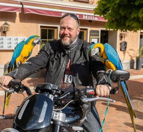 Biker Norbert Esch aus der Berliner Ecke kam, um sich die Göltzschtalbrücke anzusehen. Beim Check-in am "Hotel Milin" gab's das erste Fotomotiv.
