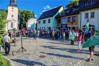 Nach der Kundgebung auf dem Markt liefen die meisten Teilnehmer zum Gebäudekomplex am Ortsrand von Grünhain.