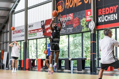 Corey Davis beim Distanzwurf. Wie all seine Mitspieler trifft er im Training hochprozentig.