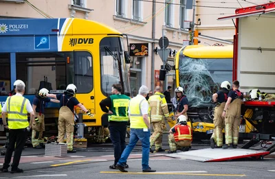 Entgleiste Straßenbahn nach Kollision mit Linienbus in Dresden.