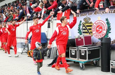 Mit Sohn Paul auf der Ehrenrunde: Christoph Göbel hat sich beim FSV Zwickau nach langer Leidenszeit zurückgekämpft.