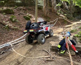 So sehen die Strecken aus, die die Sanitäter mit dem Quad im Brandgebiet in der Sächsischen Schweiz bewältigen müssen. Im unwegsamen Gelände soll die Fracht, meist ist es das Essen, auch heil bleiben. 