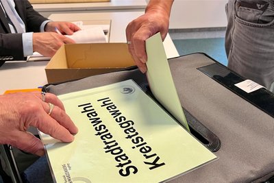 Es waren nicht nur viele Kreuzchen zu machen auf den Stimmzetteln, sondern es bedurfte auch wieder vieler helfende Hände in den Wahllokalen der Region. Zum Teil mussten die Wähler bis zu vier Stimmzettel ausfüllen.