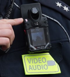Kleine Kamera: Dieses Modell der Bodycam verfügt auch über einen Monitor.