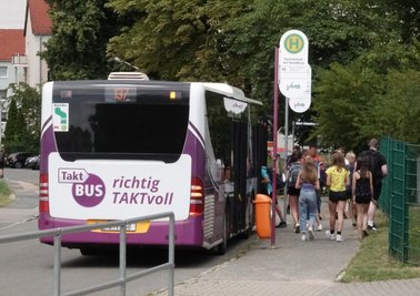 Schüler des Sandberg-Gymnasiums in Wilkau-Haßlau steigen nach dem Unterricht in den Bus. Ihre Eltern erhalten keinen Zuschuss zum neuen Bildungsticket - den gibt es nur für Grundschüler.