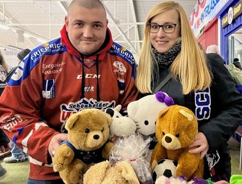 Auch die Wölfe-Fans Patrick Reißmann und Anna Löschner ließen am Sonntag einige Plüschtiere aufs Eis fliegen. Über die kuschligen Präsente freuen sich Steppkes in verschiedenen Kindereinrichtungen. 