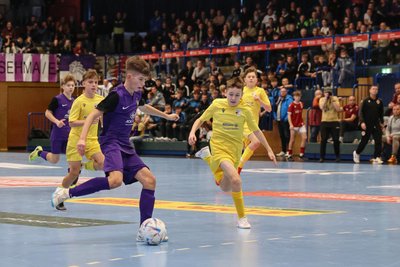 Das „Team Lila“ des FC Erzgebirge Aue, hier mit Nick Rautmann am Ball, gewann den Premierentitel.