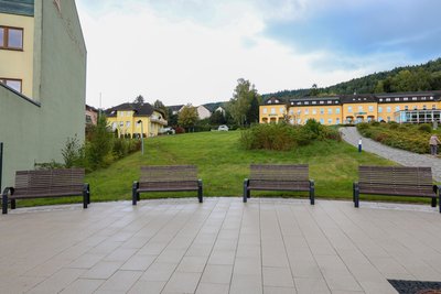 Noch eine grüne Wiese: Seitlich an das Hotel Am Kurhaus in Bad Schlema soll das neue Wohnhaus angebaut werden.