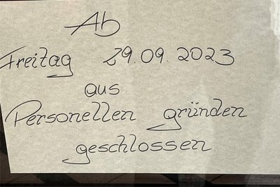 Solche Schilder finden sich an den Filialen des vogtländischen Bäckereiunternehmens.