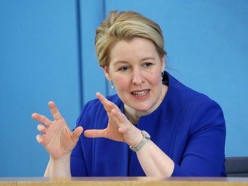 Bundesfamilienministerin Franziska Giffey tritt zurück. 