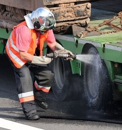 Ein Feuerwehrmann kühlte an der Abfahrt Meerane die heißgelaufenen Bremsen des Sattelaufliegers.