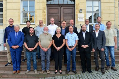 So stellte sich der Stadtrat in Hainichen nach der Kommunalwahl 2019 mit Bürgermeister Dieter Greysinger (v. l.) vor, AfD-Stadtrat Danilo Junghans steht hier hinten rechts.