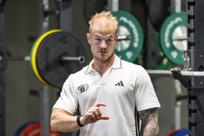 „Du hast gerade einmal so viel von deinem Tagespensum geschafft“, scheint Athletiktrainer Kevin Staumont hier zu sagen. Auch er ist neu im Betreuerteam der Niners.
