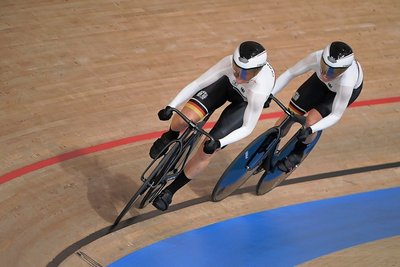 Lea Sophie Friedrich (vorn) und Emma Hinze müssen sich im Finale nur knapp geschlagen geben. 