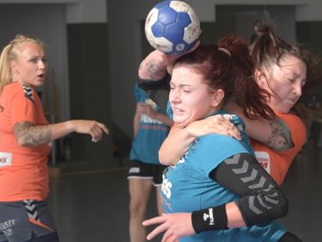Beim Turnier des Zwönitzer HSV setzten sich die Handballerinnen des SV Schneeberg auch gegen die Gastgeber durch. In dieser Szene nimmt Marie-Theres Mandel vom SVS Laura-Jane Mosel in die Zange.