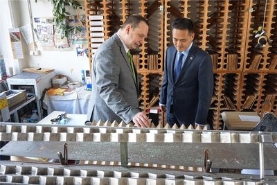 Frühjahr 2022: Vom Besuch des USA-Generalkonsul Ken Toko versprachen sich die Klingenthaler eine verstärkte Aufmerksamkeit auf dem Musikmarkt in Nordamerika.