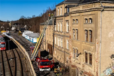 In einem Haus am Auer Bahnhof hat es am Sonntag gegen 13 Uhr gebrannt. Die Polizei vermutet Brandstiftung.