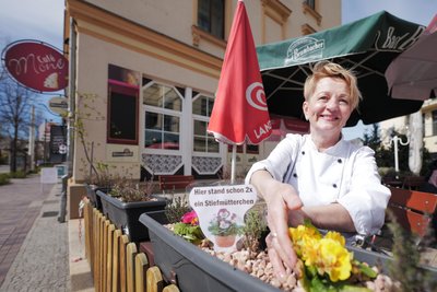 „Hier stand schon zwei Mal ein Stiefmütterchen“: Ute Schuster nimmt die Diebstähle vor ihrem Café mit Humor – so gut sie kann.
